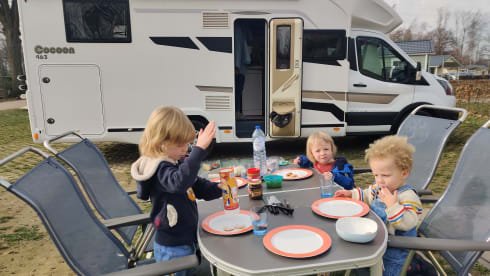 Beautiful family camper for 5 people, fully equipped