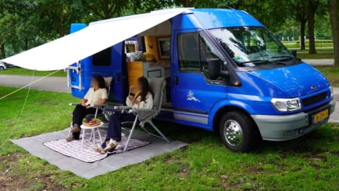 Sky – 2p Ford bus uit 2005