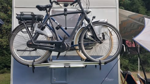 Geheel gerenoveerde camper met retro look. – 4-seater Ford Alcove from 2001