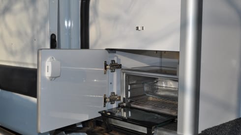 Fully equipped 2-person Renault camper van with bed up to 175 x 205 cm
