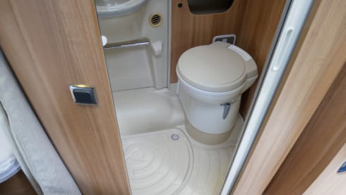 Chausson Flash 16, 4-person, longitudinal beds, pull-down bed!!