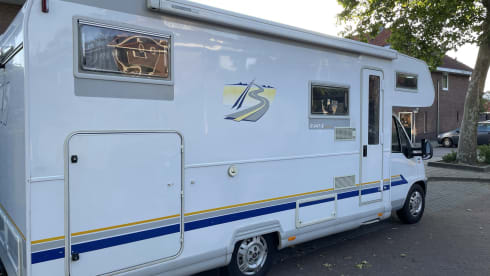 Coco  – 6 person family camper with air conditioning