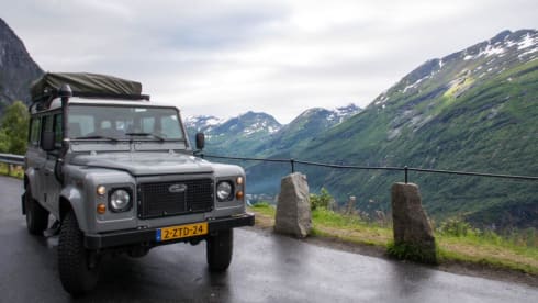 110 grijs – Land Rover Defender 110 with roof tent
