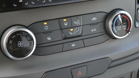 15 LMC H664 – Lmc Tourer Lift (2024) 2-4 persons automatic