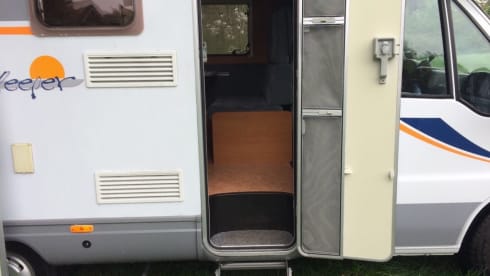 Beautiful spacious family motorhome for 6 people with air conditioning