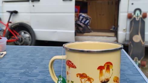 2 persoons Renault camper – On an adventure with a cheerful disco camper!