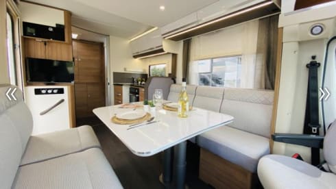 Ruimtewonder – Spacious 4p Adria Mobil semi-integrated from 2020