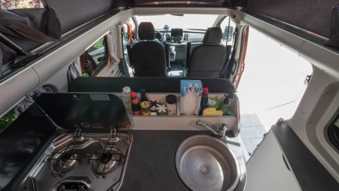 Oranje monster – Compact motorhome with room for five