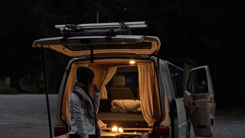 2p Volkswagen campervan uit 2003