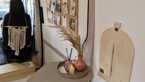 Camper elegante e autosufficiente, fuori dalla rete elettrica