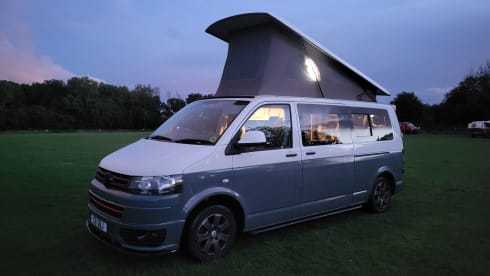 Eddie – 4 berth Volkswagen Campervan T5 Pop top