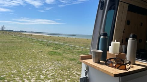 Beautifully spacious 2-4 person Bus camper Sprinter 2015
