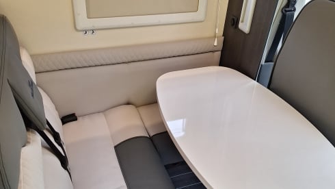 Madame Ooievaar – 5p Ford semi-integrated from 2024
