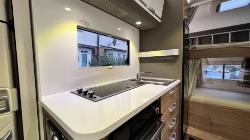 Dolly – Luxury 7 birth Family Motorhome 
