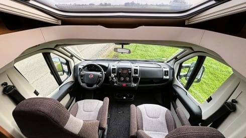 Herman – Knaus camper for 2p length beds!