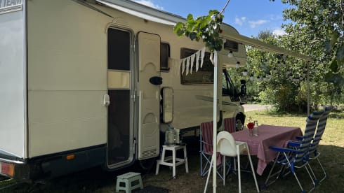 5 person comfort on wheels bunk bed, air conditioning and solar panel 