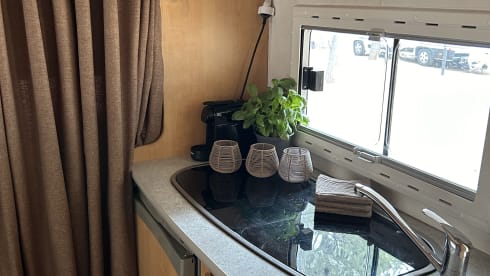 Alkoof King –  Fully equipped 6p camper with roof air conditioning and automatic leveling system