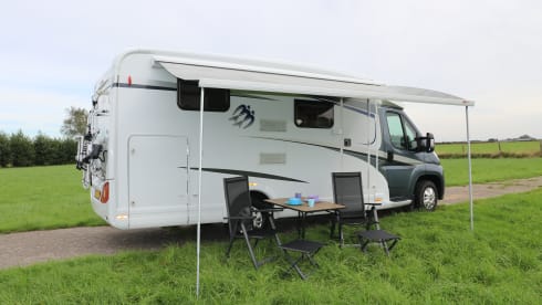 SONRISA – Hit the road with 'Sonrisa': our cheerful 2p Knauscamper (automatic)!