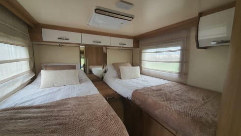 Rijdt erg comfortabel.  – Luxuriously furnished Rollerteam with length beds. 2.10 m standing height. Two air conditioners