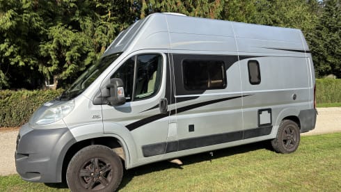 Comfortabel op avontuur als gezin van 4 of met z’n tweeën – 4P bus camper Fiat Ducato - Knaus Boxstar (transverse bed 2P + lifting bed 2P)