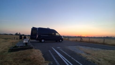 BigBlueBeast – 2-person very spacious off-grid Ford bus