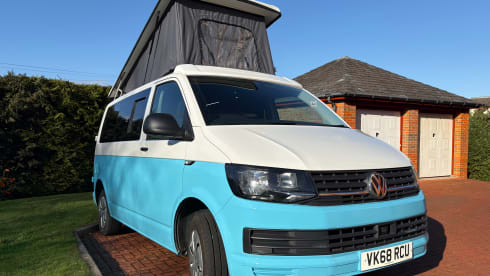 Rogue Five – Top Spec Volkswagen T6.1 | Comfortable & Slick | Sleeps 4