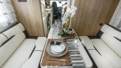 Mont Blanc – BRAND NEW 6 Berth Roller Team Auto-Roller 747 (2024) Manual
