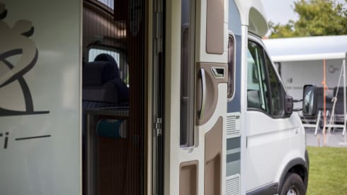 Sunny Boy – 4 P Knaus Sun TI camper, large bed, 2 x air conditioning - Nijmegen region