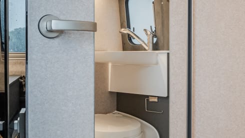 Hymer CrossOver with sleeping roof 4p. 