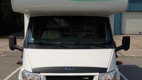 Keurig nette en ruime 6-persoons Chausson uit 2006 met Ford onderstel. 