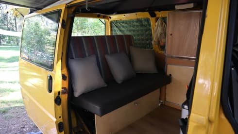 De Gele Bus – On the road with the Yellow Bus! (VW T4 from '99)