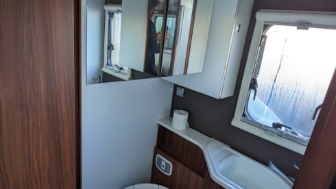 SilverBird – luxurious Adria Matrix 670SL - Located 10mins from Heathrow Airport