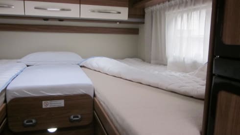 Spacious neat 2 pers. carado / hymer camper.