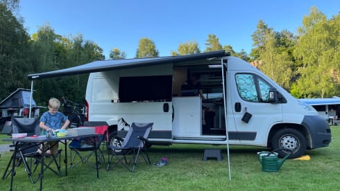 Ruimteschip 1 – Comfortable 4-person family campervan | Peugeot Boxer 2014