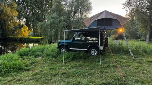 The Mail Man – Avontuurlijke Land Rover Defender 90 met nieuwe daktent en luifel