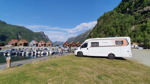 Weinsberg semi-integrated with 2 sleeping places