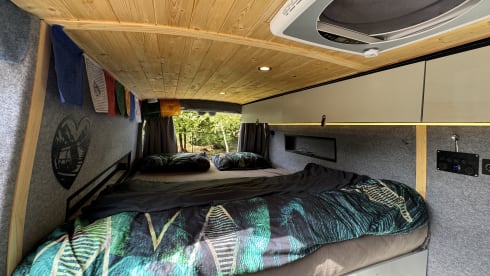     Rocco 🌿 | Gezellige camperbus voor 2  klaar voor avontuur