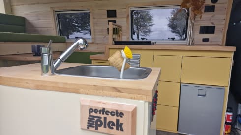 Perfecte Plek | zand – Mercedes Sprinter L2H2 (2018) - automatic | off-grid | 2 outdoor showers