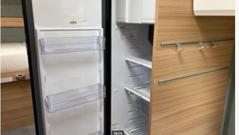 P-599-LP – Luxurious and comfortable Dethleffs 6812 Just 90 with single beds