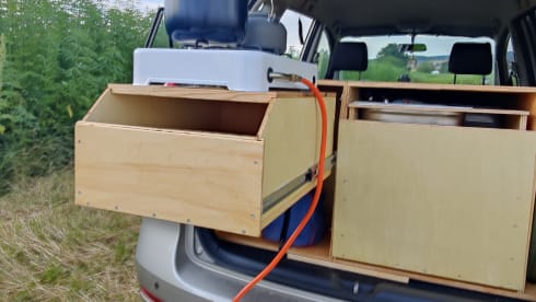 Toto – Micro Camper mit Dachzelt und Küchenbox