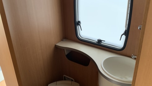 Bennie – Benimar Alcove camper - 5 persons - family camper 