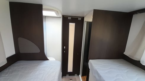 New Benimar Cocoon 463 10/2022 with silent roof air conditioning