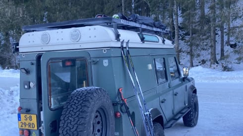 2p Land Rover Defender camper with lifting roof