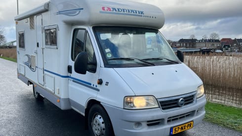 Fiat adriatik 650SL Coral met vast bed 4 persoons