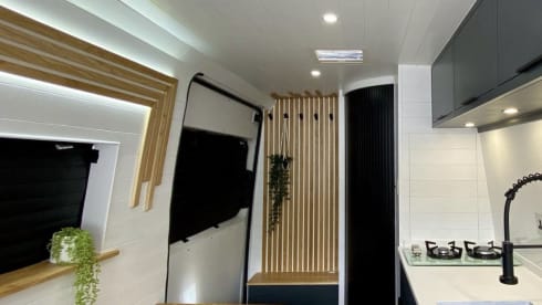 Luxury off grid Volkswagen LWB Crafter 2020 (3 berth)