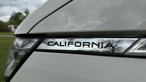 Witte VW California – Volkswagen CALIFORNIA T6 Edition (4p) from 2018. Possibly. with motorcycle trailer