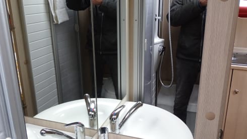 Moonlight – Wonderfully comfortable Bürstner semi-integrated motorhome
