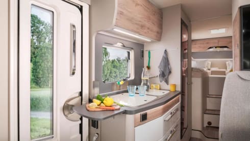Very nice 4-6p Hymer integrated from 2021