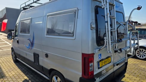 Johnnie – 2p Peugeot bus uit 2002