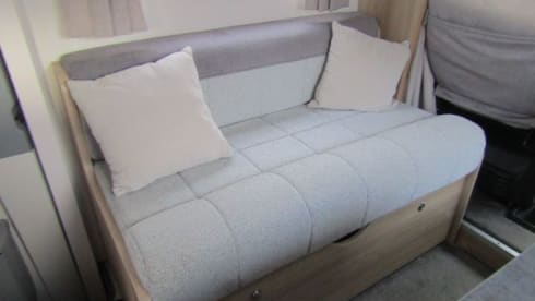 Darcy – Luxury 6 berth motorhome includes insurance and breakdown
